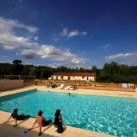 ZEcamping 3 étoiles chiens acceptés piscine chauffée à flanc de colline Chalet *