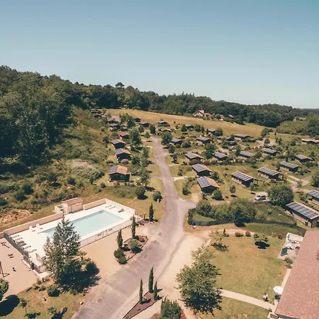 Chalet ZEcamping 3 étoiles chiens acceptés piscine chauffée à flanc de colline *
